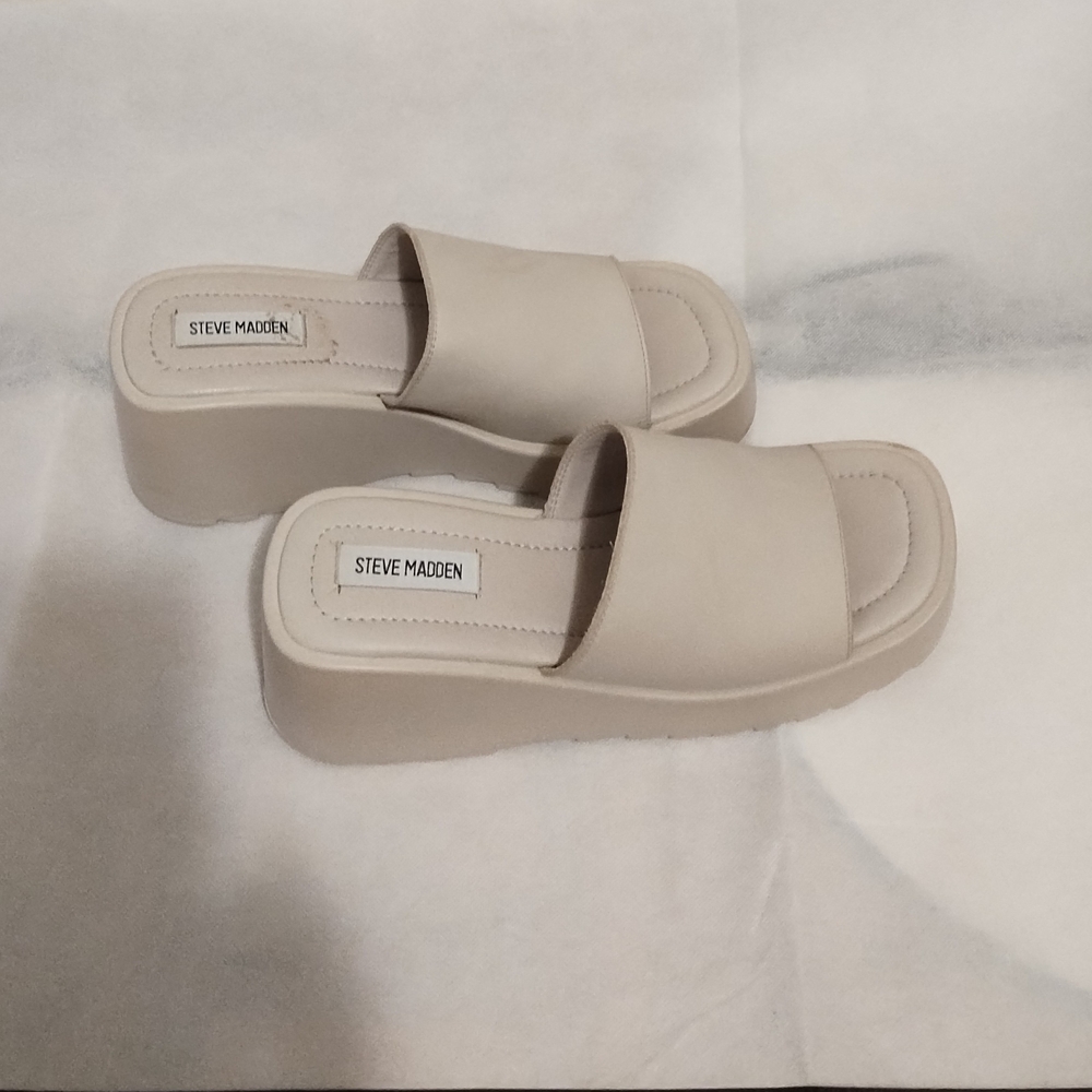 Steve Madden Cream Platform Slides. Size 10